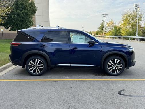2025 Nissan Pathfinder Platinum 4WD