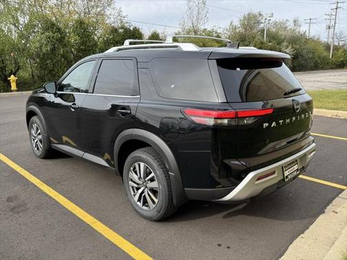 2025 Nissan Pathfinder SL 4WD