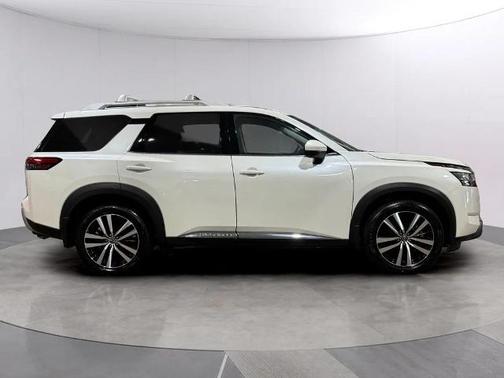 White 2024 Nissan Pathfinder Platinum