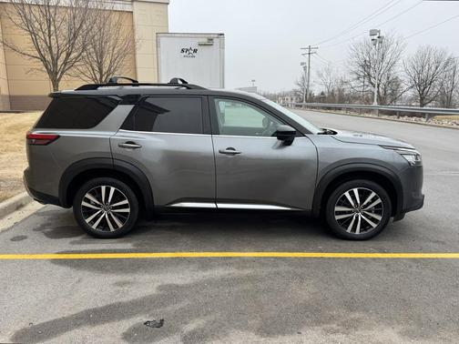 2023 Nissan Pathfinder Platinum