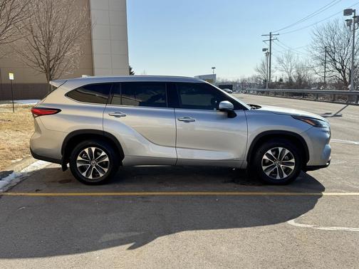2022 Toyota Highlander Hybrid XLE