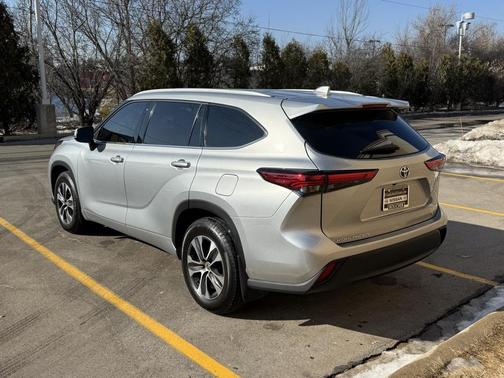 2022 Toyota Highlander Hybrid XLE