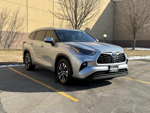 2022 Toyota Highlander Hybrid XLE