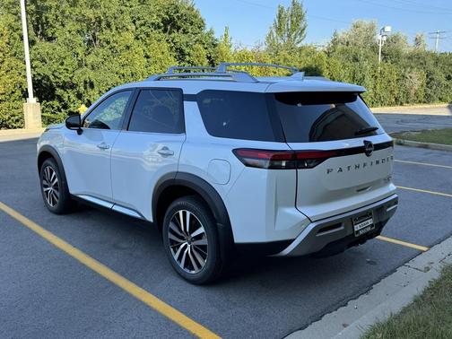 2025 Nissan Pathfinder Platinum 4WD