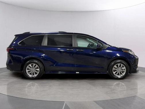 2023 Toyota Sienna XLE 8 Passenger