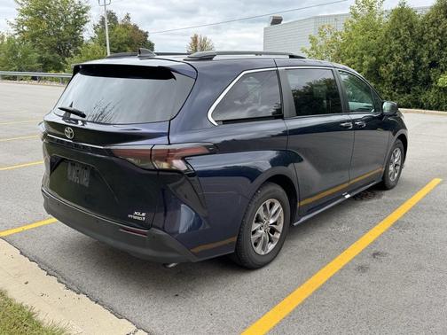 2023 Toyota Sienna XLE 8 Passenger