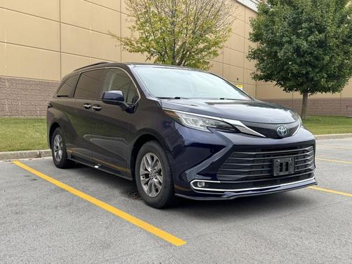 2023 Toyota Sienna XLE 8 Passenger