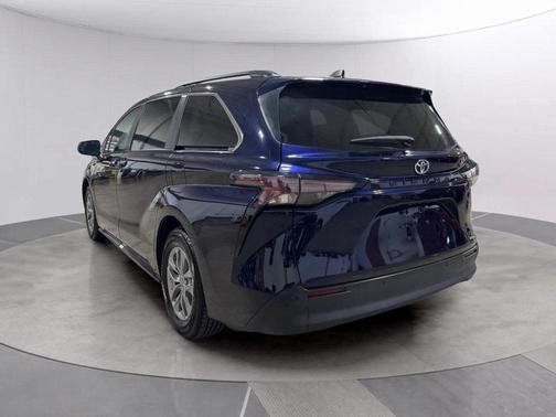 2023 Toyota Sienna XLE 8 Passenger