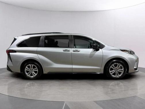 2022 Toyota Sienna XSE 7 Passenger