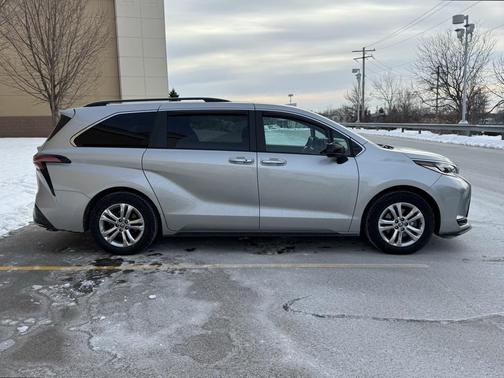 2022 Toyota Sienna XSE 7 Passenger