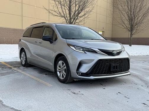 2022 Toyota Sienna XSE 7 Passenger