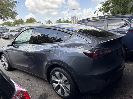 2022 Tesla Model Y Long Range Dual Motor All-Wheel Drive