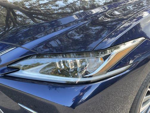 2022 Lexus ES 300h Base