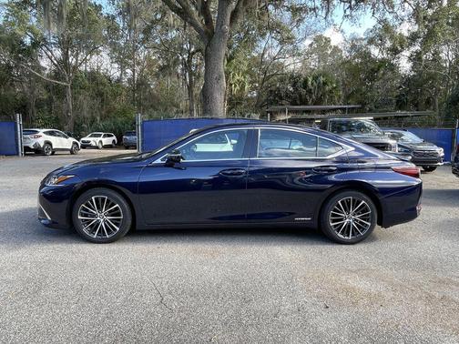 2022 Lexus ES 300h Base