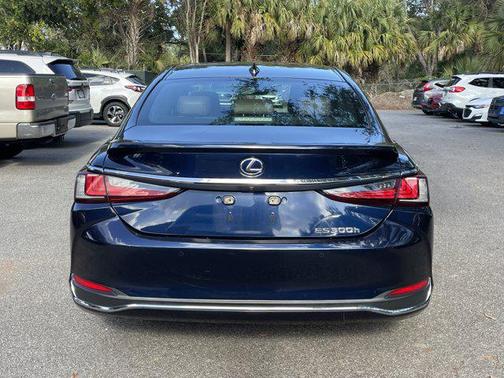 2022 Lexus ES 300h Base