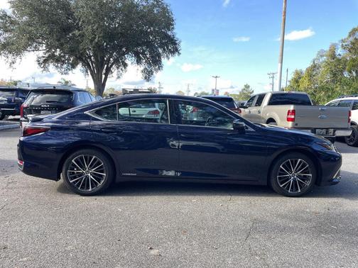 2022 Lexus ES 300h Base