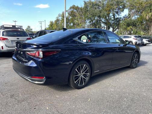 2022 Lexus ES 300h Base