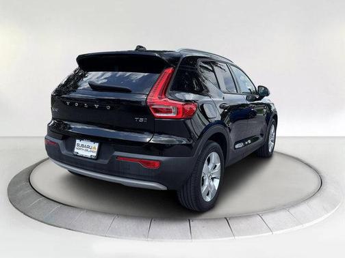 2022 Volvo XC40 T5 Momentum
