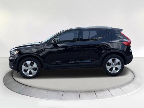 2022 Volvo XC40 T5 Momentum