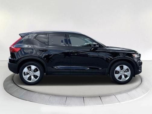 2022 Volvo XC40 T5 Momentum