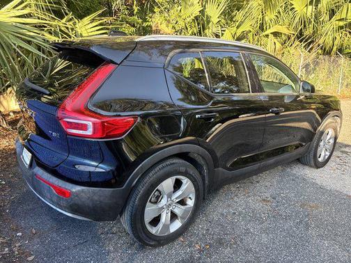 2022 Volvo XC40 T5 Momentum