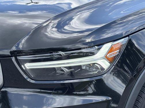 2022 Volvo XC40 T5 Momentum