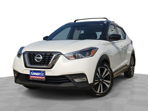 Aspen White/Super Black 2018 Nissan Kicks SR