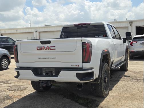 Summit White 2024 GMC Sierra 2500 AT4