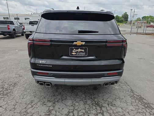 Mosaic Black Metallic 2026 Chevrolet Traverse LT