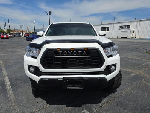 White 2022 Toyota Tacoma SR5
