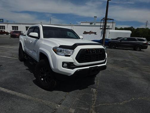 White 2022 Toyota Tacoma SR5