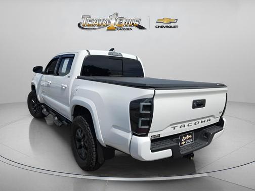White 2022 Toyota Tacoma SR5