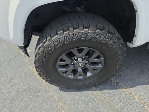 White 2022 Toyota Tacoma SR5