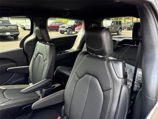 2025 Chrysler Pacifica L