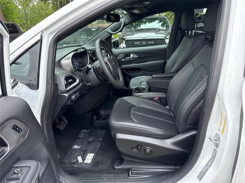 2025 Chrysler Pacifica L