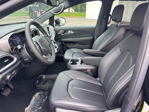 Diamond Black Crystal Pearlcoat 2027 Chrysler Pacifica L