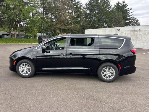 Diamond Black Crystal Pearlcoat 2027 Chrysler Pacifica L