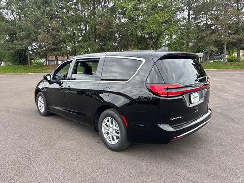 Diamond Black Crystal Pearlcoat 2027 Chrysler Pacifica L