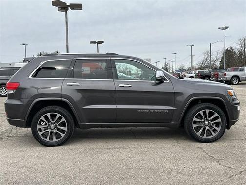 Photo 3 of 34 of 2017 Jeep Grand Cherokee Overland