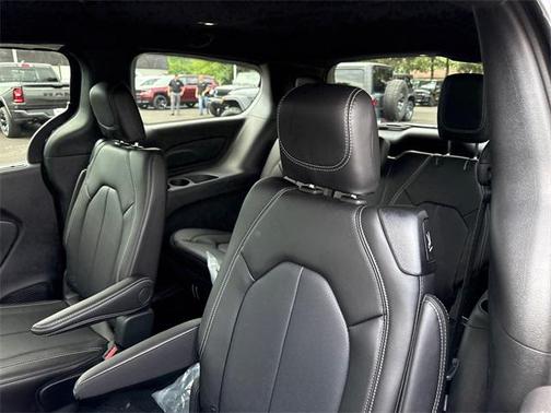 2025 Chrysler Pacifica L
