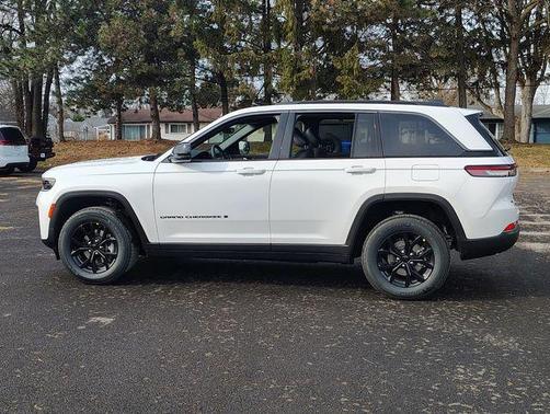 Bright White Clearcoat 2026 Jeep Grand Cherokee Altitude