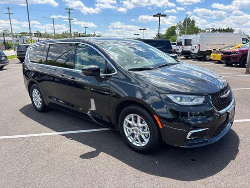 Brilliant Black Crystal Pearlcoat 2023 Chrysler Pacifica Touring L