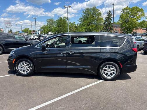 Brilliant Black Crystal Pearlcoat 2023 Chrysler Pacifica Touring L