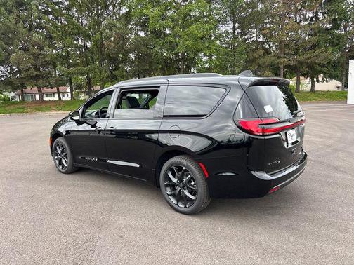 Diamond Black Crystal Pearlcoat 2027 Chrysler Pacifica Limited