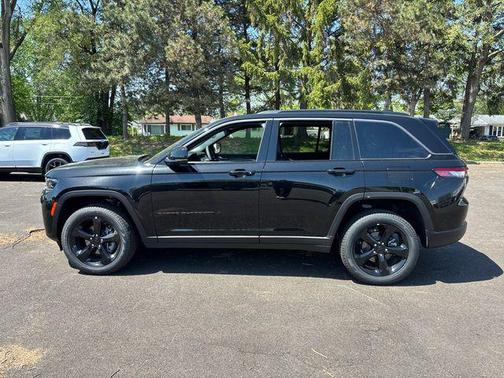 Diamond Black Crystal Pearlcoat 2026 Jeep Grand Cherokee Limited