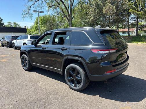 Diamond Black Crystal Pearlcoat 2026 Jeep Grand Cherokee Limited