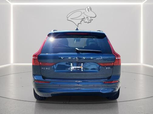 Denim Blue Metallic 2022 Volvo XC60 B5 Momentum
