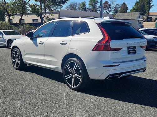 2020 Volvo XC60 Recharge Plug-In Hybrid T8 R-Design