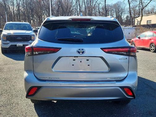 2023 Toyota Highlander Hybrid Platinum