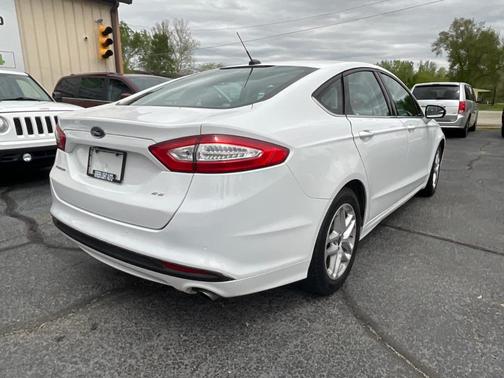 Photo 3 of 27 of 2016 Ford Fusion SE
